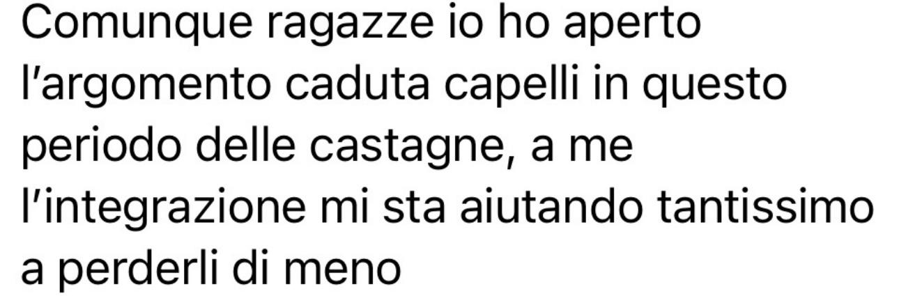 Messaggio WhatsApp anonimo che racconta come l'integrazione la sta aiutando a perdere meno capelli.