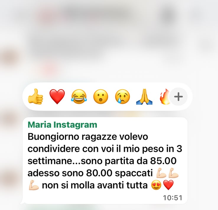 Messaggio WhatsApp di Maria che condivide il suo peso dopo tre settimane di percorso.